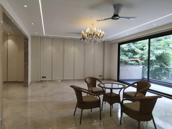 Luxury 5BHK builder floor in DLF Phase 2 L Block Gurgaon on 1000 square yards plot with private lift