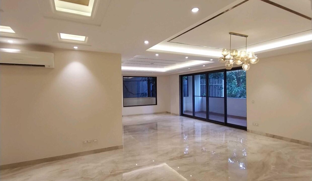 Luxury 4BHK builder floor in DLF Phase 4 Gurgaon, 540 sq yards upper ground floor near Galleria Market