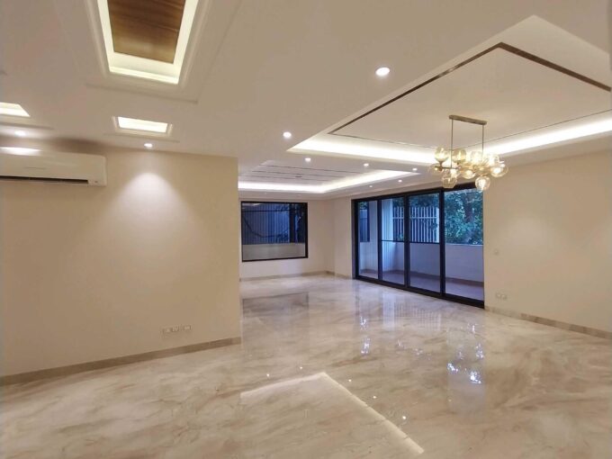 Luxury 4BHK builder floor in DLF Phase 4 Gurgaon, 540 sq yards upper ground floor near Galleria Market