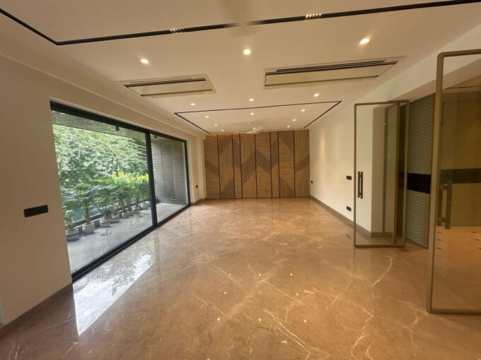 Luxury 4BHK corner builder floor in DLF Phase 1 Gurgaon, 500 sq yards property near Qutub Plaza Market
