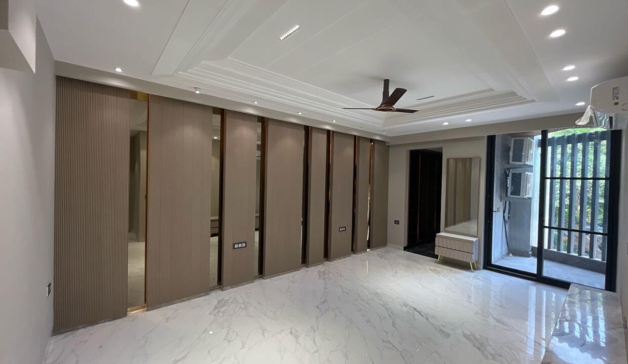 Luxury 4BHK Builder Floor for Sale in Malibu Towne Gurgaon – 500 Sq Yards