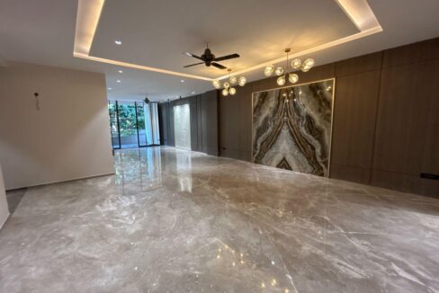 Luxury 4BHK builder floor in DLF Phase 1 Gurgaon behind Mega Mall on 420 square yards