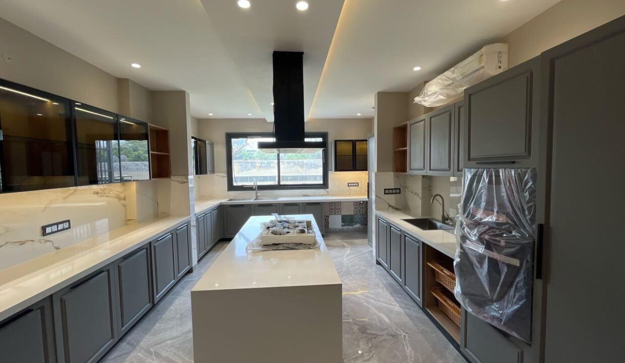 Luxury 4BHK Builder Floor for Sale in Malibu Towne Gurgaon – 500 Sq Yards