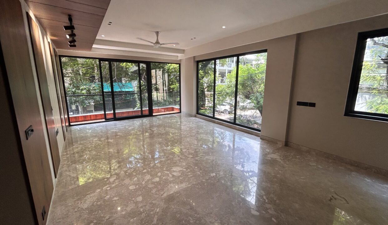 300 Sq Yards Luxury 4BHK Builder Floor in DLF Phase 2 N Block Gurgaon | Corner Property